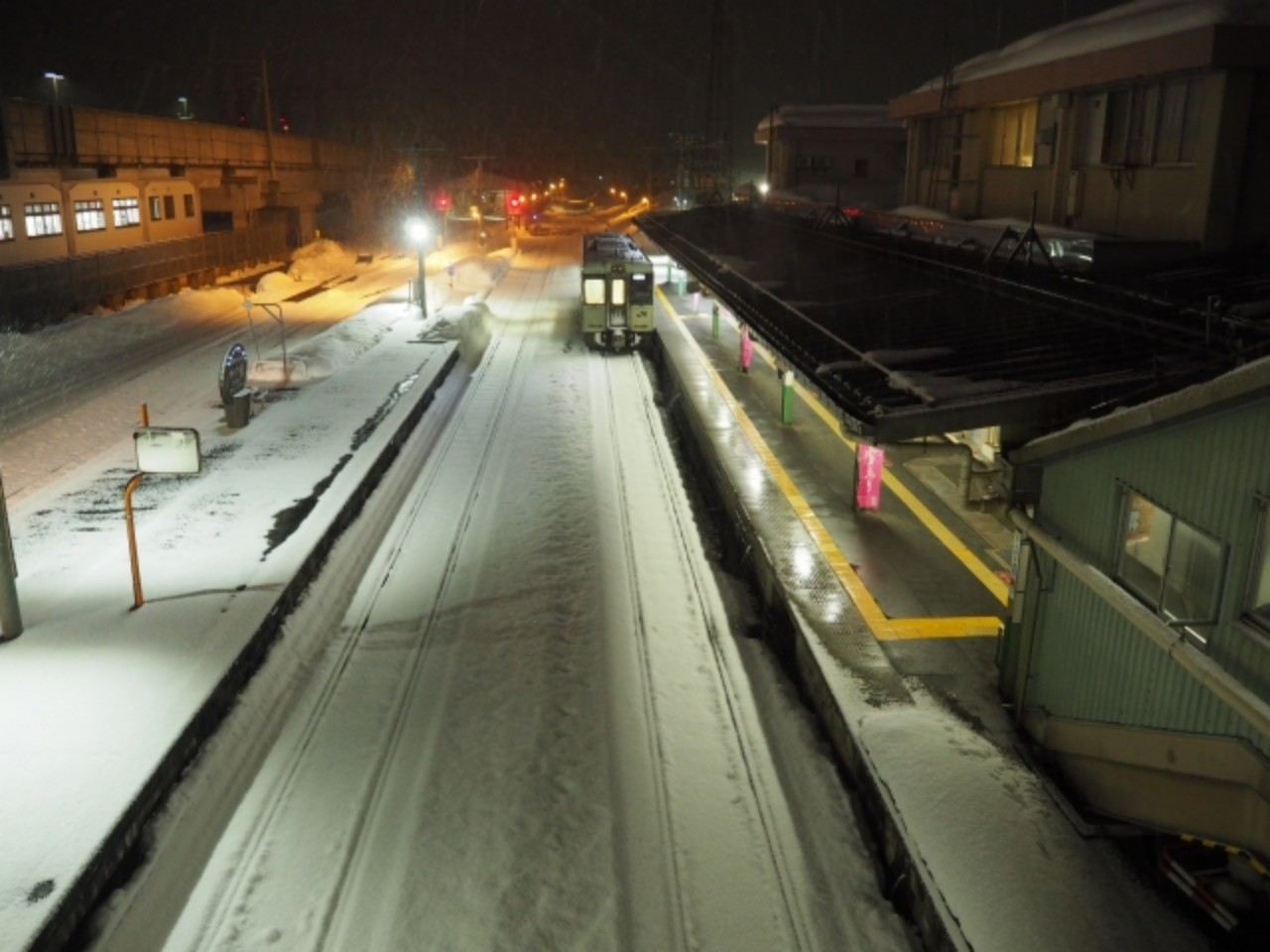 雪の電車イメージ