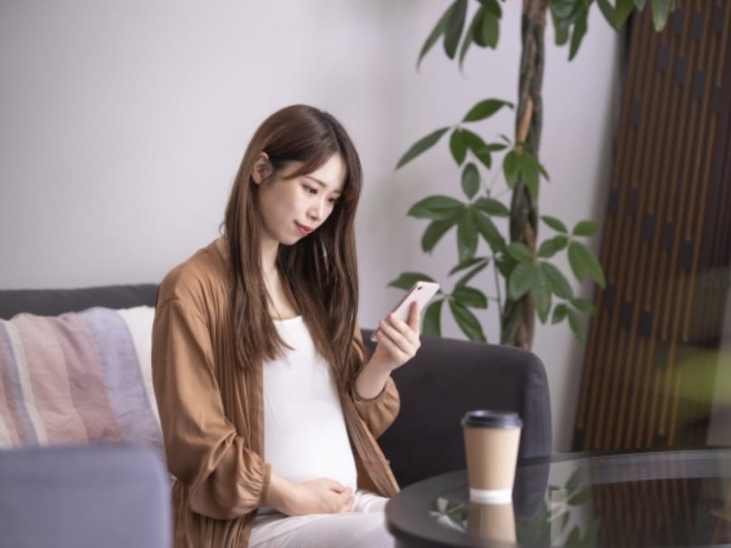妊婦　スマホ　イメージ
