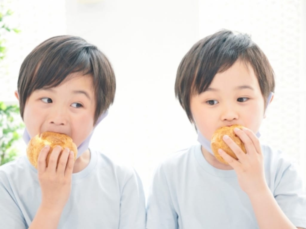 パンを食べる　イメージ