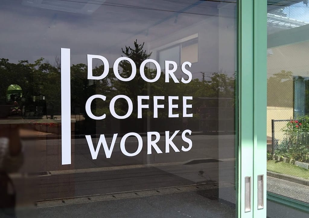 新潟市中央区京王のドアーズコーヒーワークスの入り口