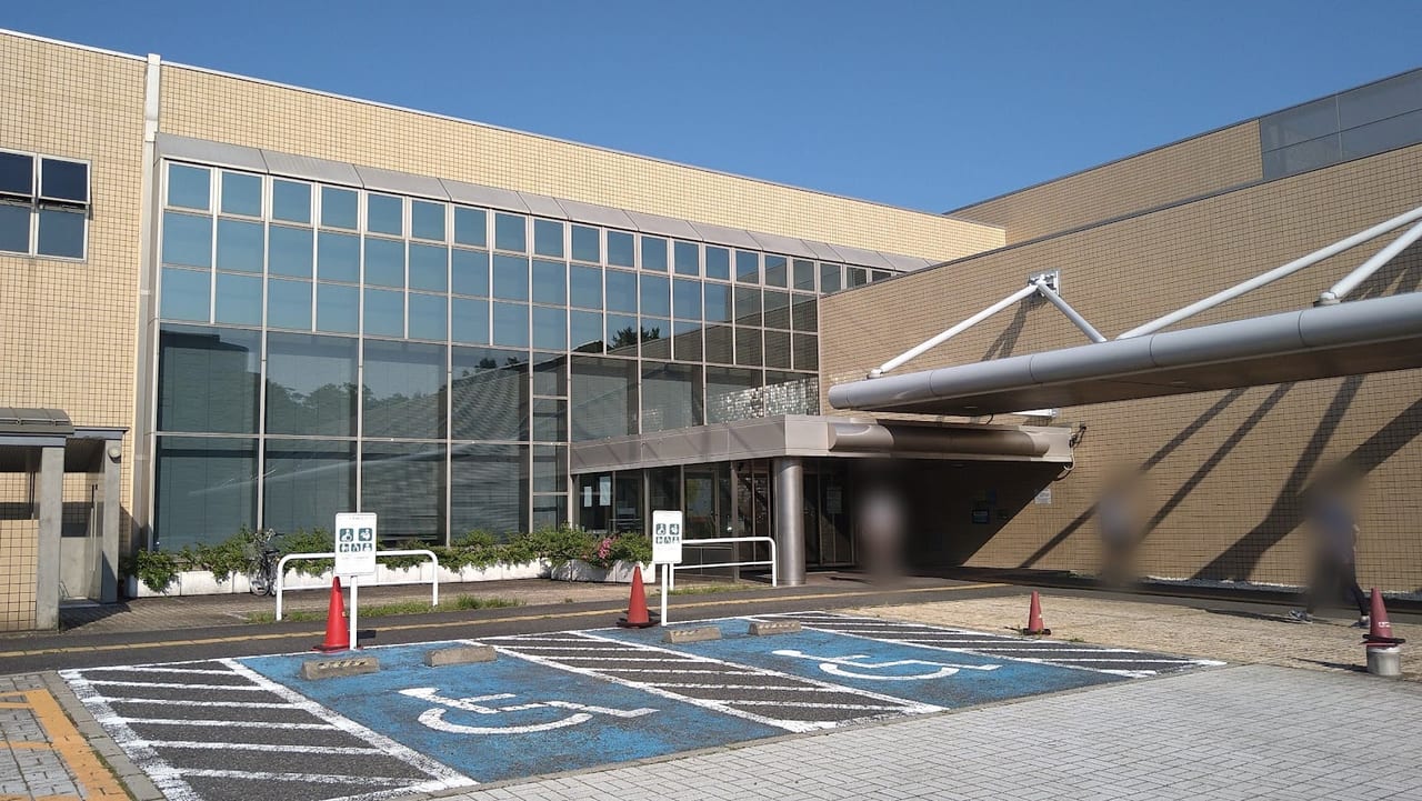 新潟市中央区女池南の新潟県立図書館の外観