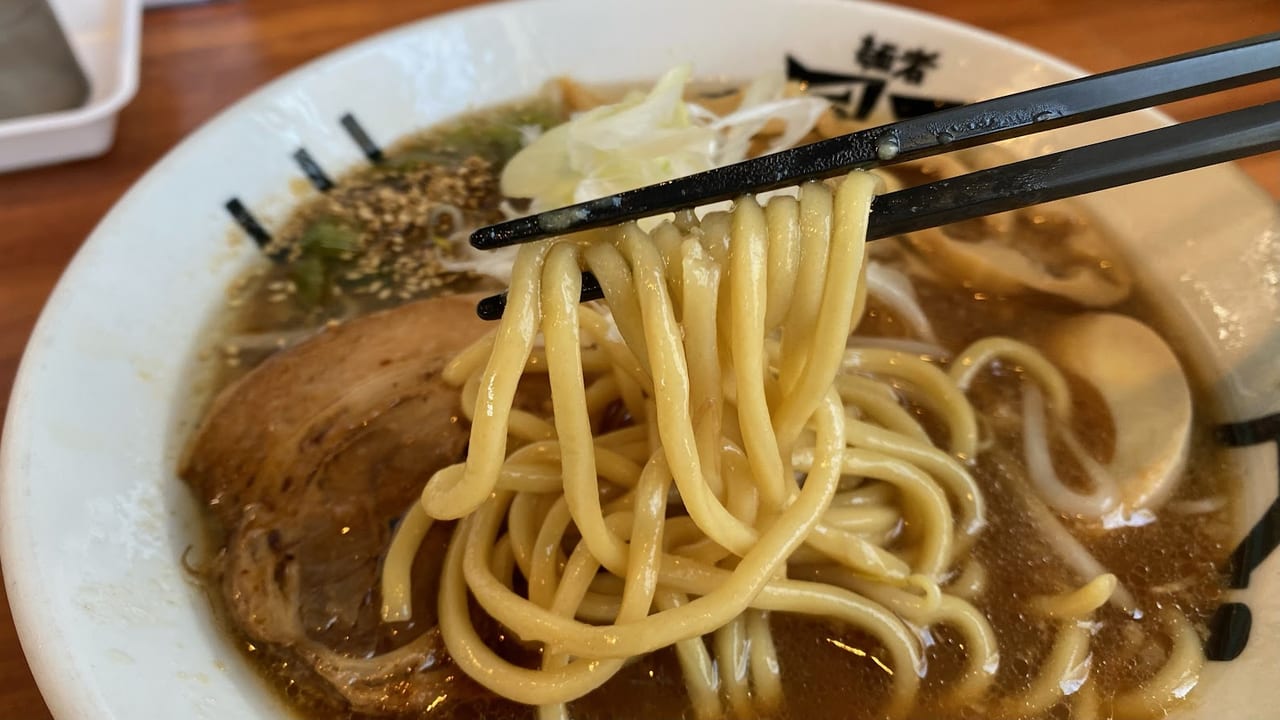 麺者風天小針店の焦がし醬油ラーメンの太麺