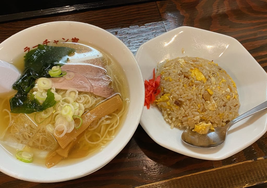 新潟市中央区女池のラーチャン家の冷やしラーメンと半チャーハン