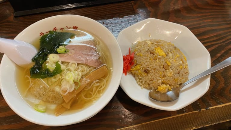 新潟市中央区女池のラーチャン家の冷やしラーメンと半チャーハン