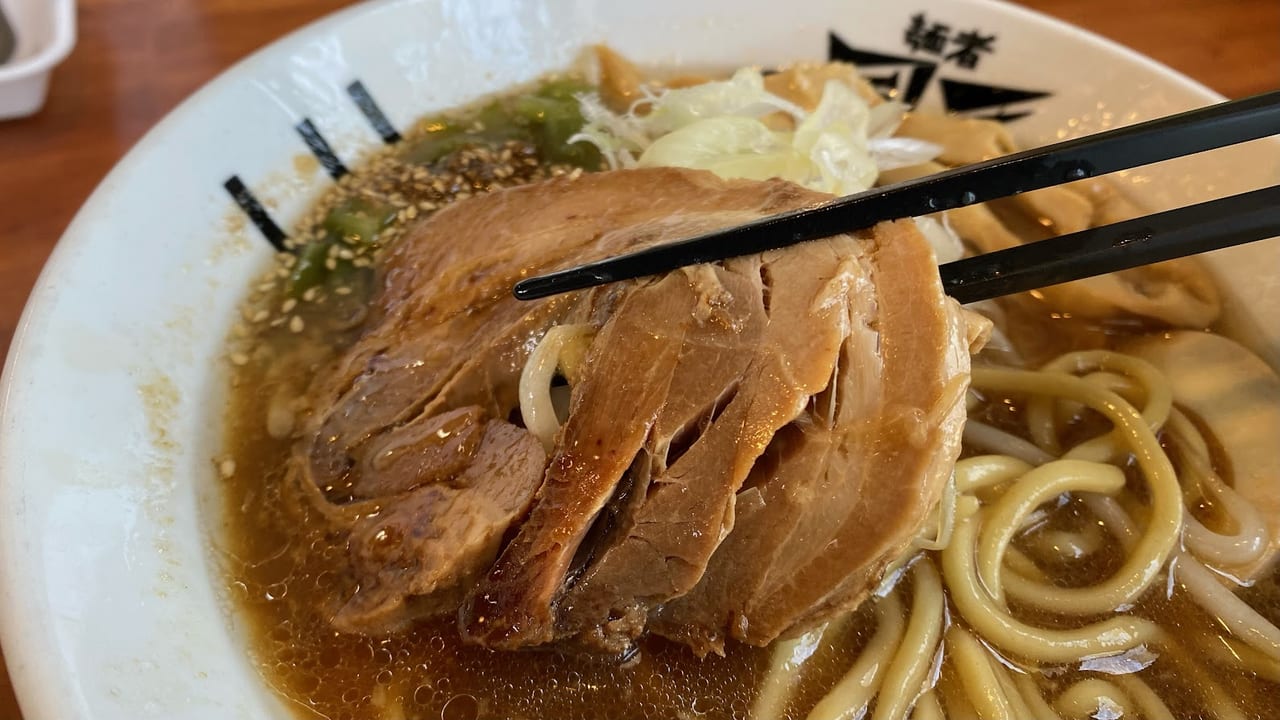 新潟市西区小針の麺者風天小針店の焦がし醤油ラーメンのチャーシュー