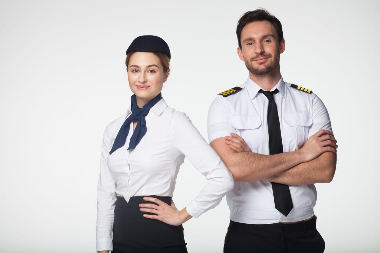 空港スタッフとパイロットの制服のイメージ