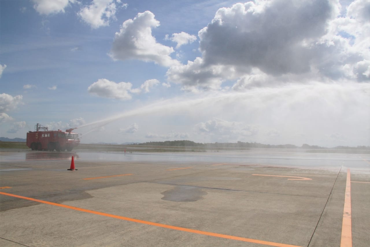 空港用大型消防車放水イメージ画像