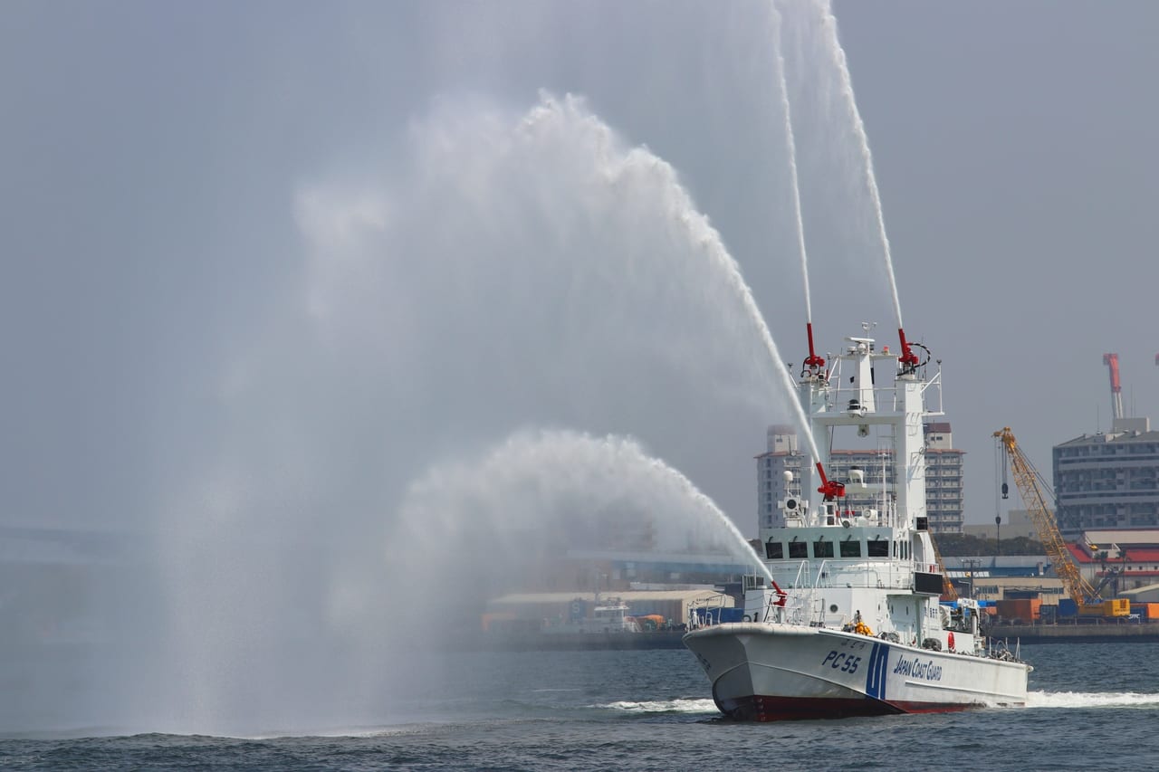 消防艇放水のイメージ画像