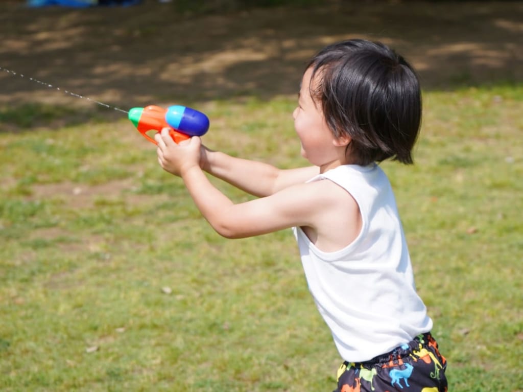 水鉄砲で遊ぶ子供のイメージ画像