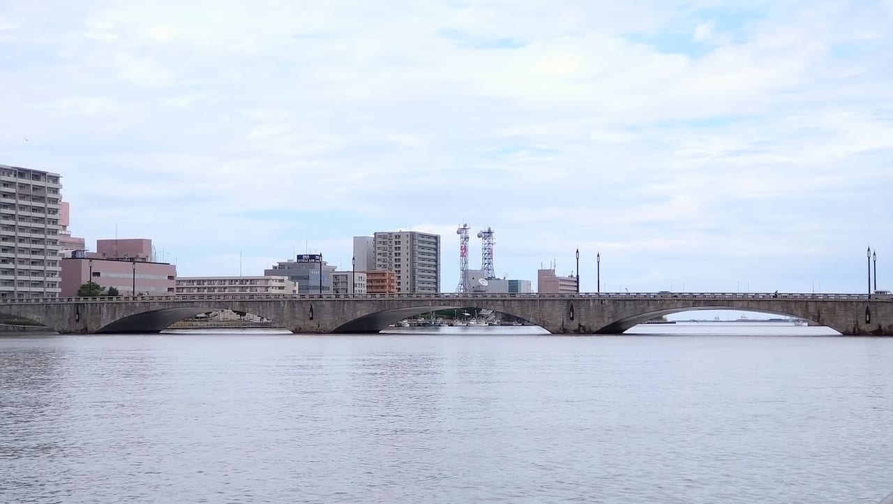 新潟市中央区万代にある萬代橋と信濃川