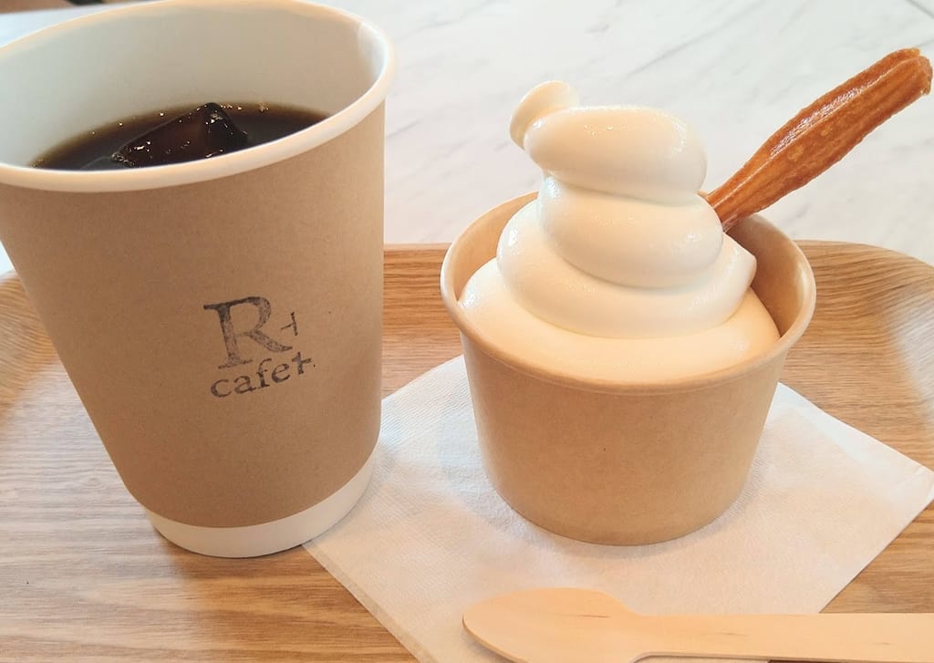 新潟市中央区女池南のRcafeのミルクソフトクリームとアイスコーヒー