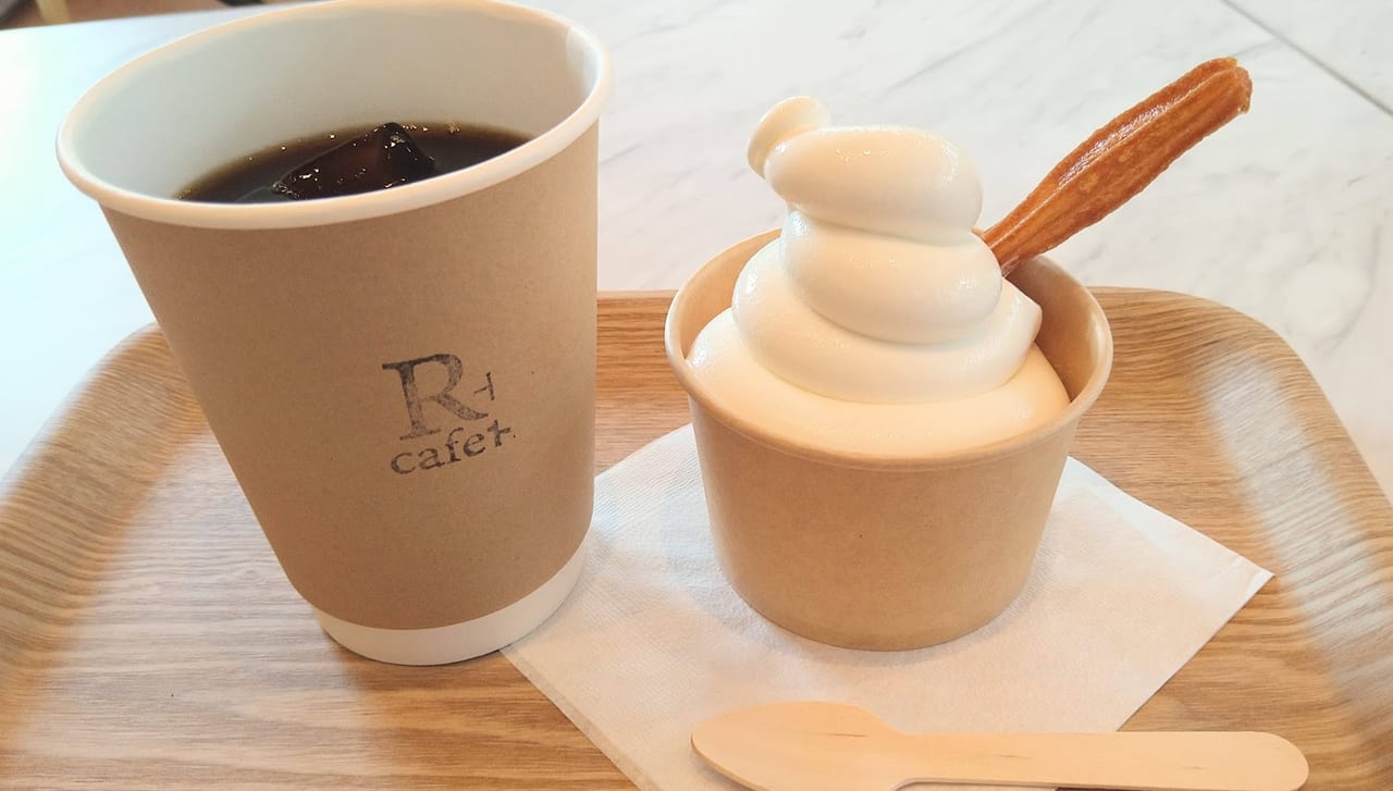 新潟市中央区女池南のRcafeのミルクソフトクリームとアイスコーヒー
