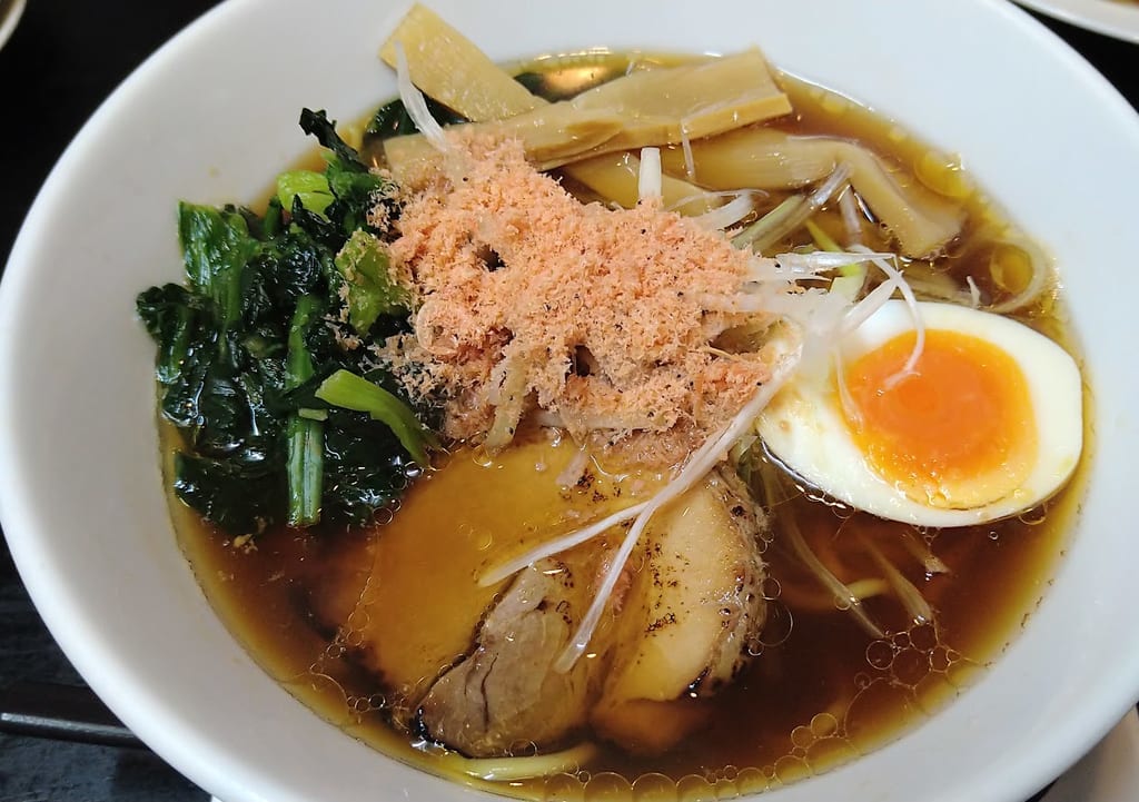 新潟市中央区西厩島町の海老寿デラックスの海老醤油ラーメン