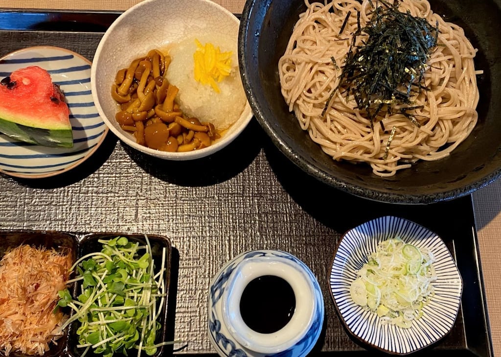 新潟市西区東山の越後屋治平蕎麦のかいわれなめこおろし蕎麦