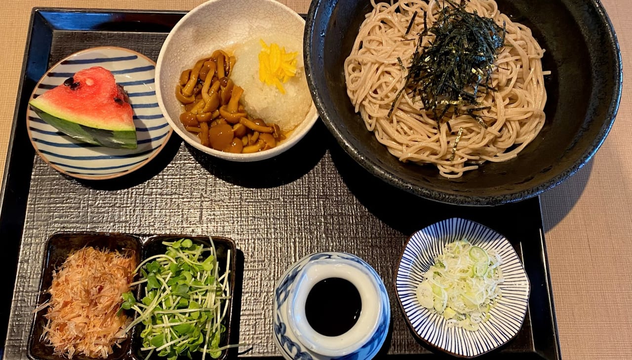 新潟市西区東山の越後屋治平蕎麦のかいわれなめこおろし蕎麦