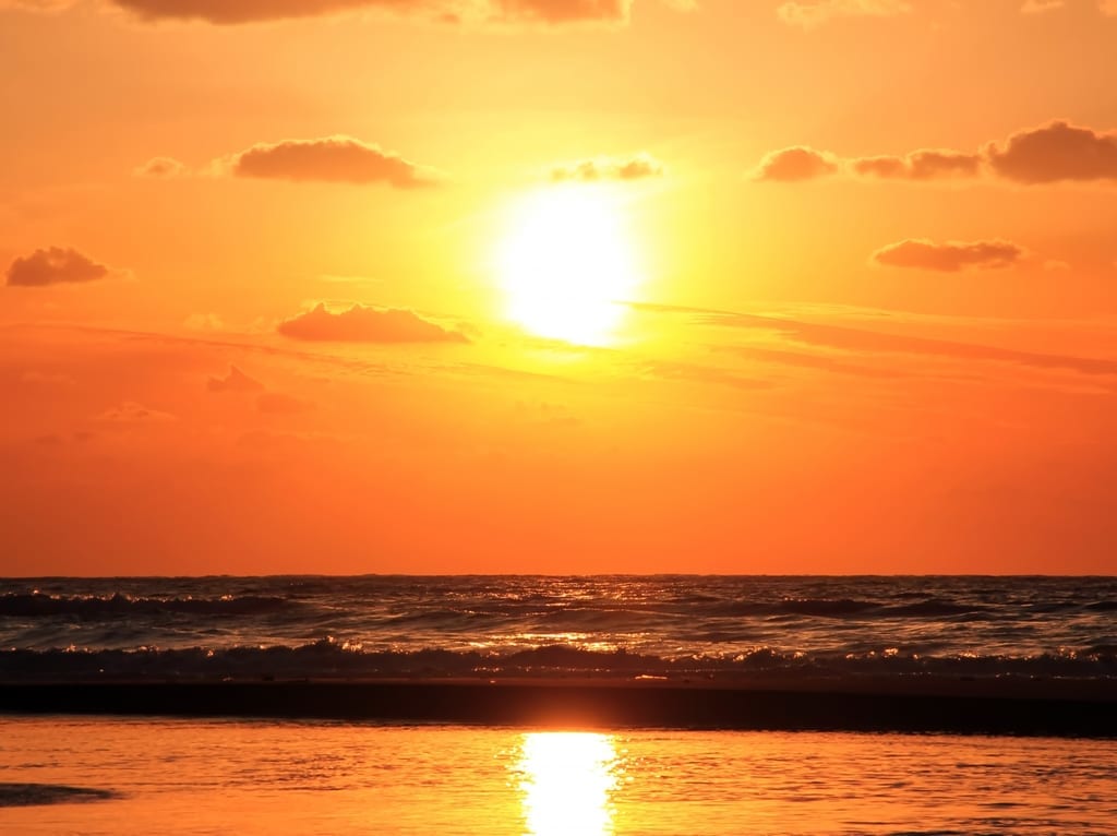 日本海の夕日のイメージ画像