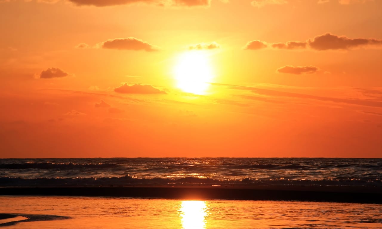 日本海の夕日のイメージ画像