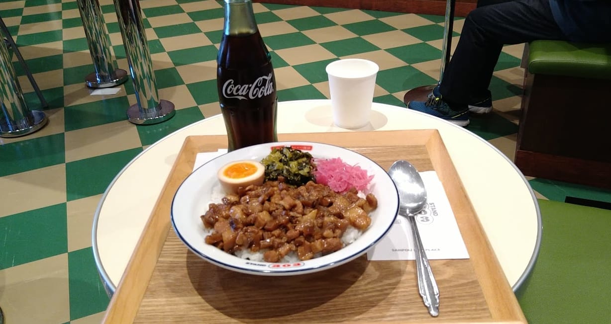 新潟市中央区のSTAND303魯肉飯と瓶コーラ