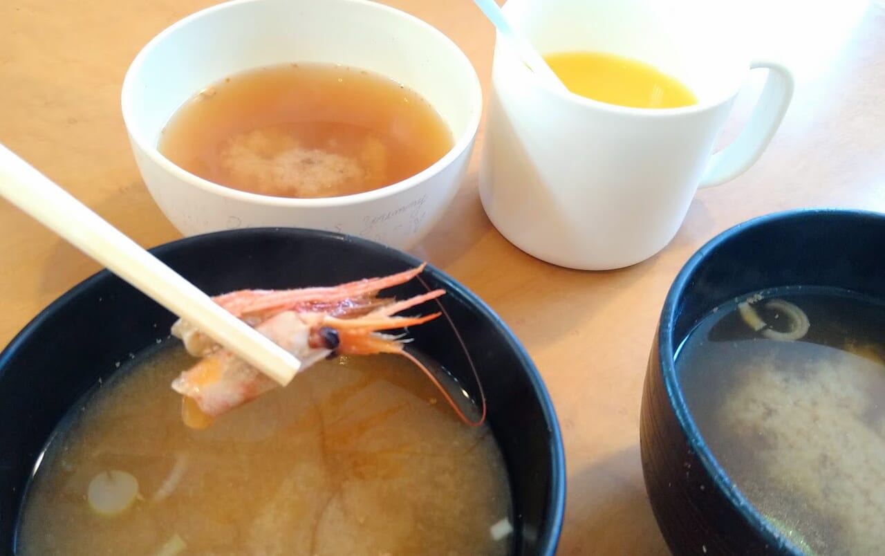 新潟市東区の廻鮮丸寿司のサービスのお味噌汁とジュース