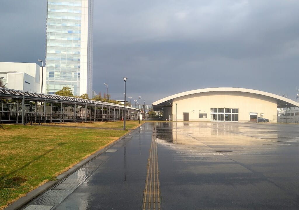 新潟市中央区万代島の万代島多目的広場大かまの外観