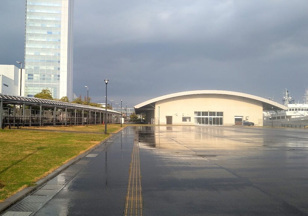 新潟市中央区万代島の万代島多目的広場大かまの外観