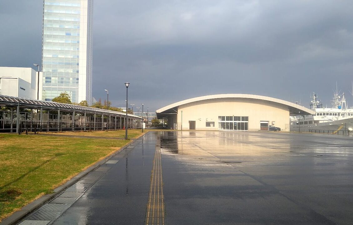 新潟市中央区万代島の万代島多目的広場大かまの外観