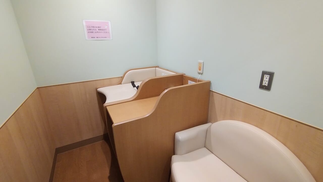 新潟市中央区万代島多目的広場大かまの授乳室とおむつ替えスペース