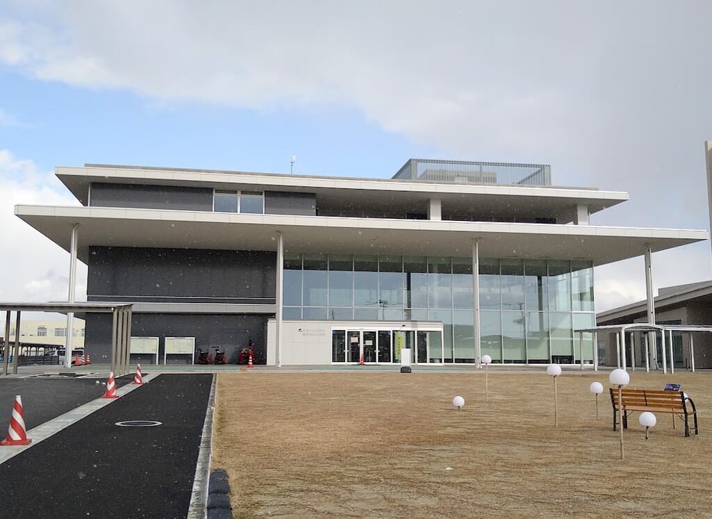 新潟市北区役所と豊栄地区公民館の外観