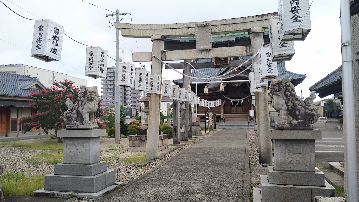 新潟市中央区沼垂東の沼垂白山神社の境内