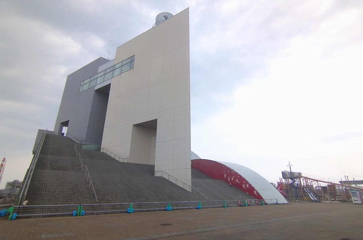 新潟市東区の山の下みなとタワーの外観