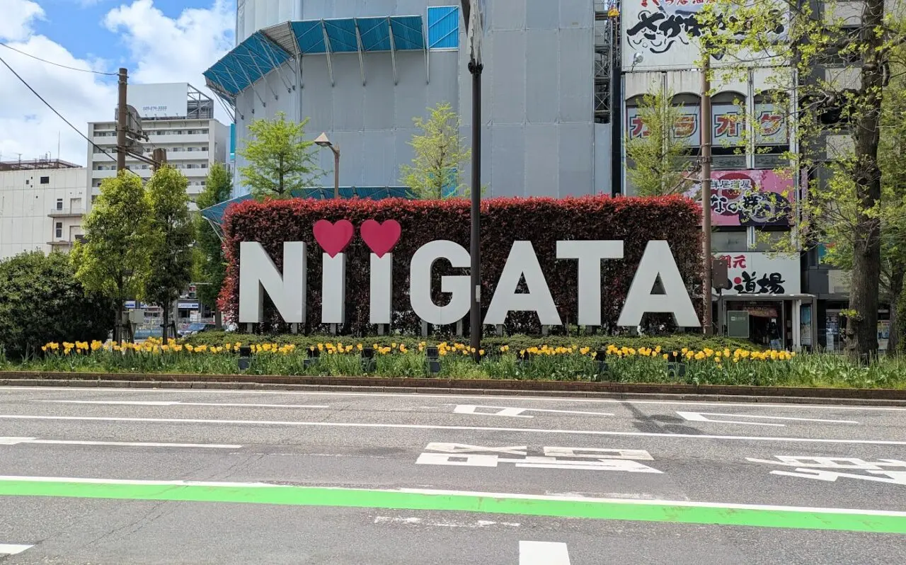 新潟駅前のNIIGATAのオブジェ