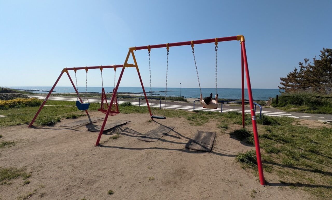 新潟市中央区の西海岸公園の海が見えるブランコ
