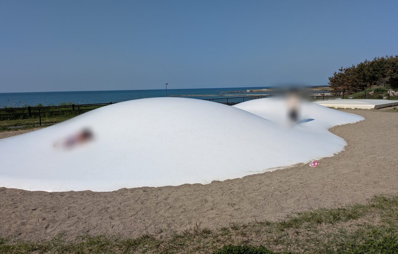 新潟市中央区の西海岸公園の海が見渡せるふわふわドーム