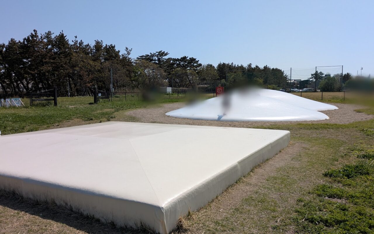 新潟市中央区の西海岸公園の海が見渡せるふわふわドームとベッドジャンパー