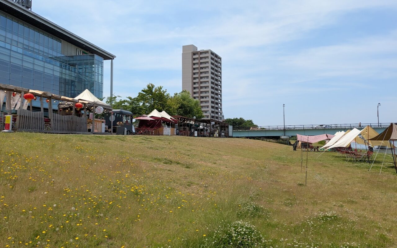 信濃川やすらぎ堤ミズベリング水辺アウトドアラウンジ2025