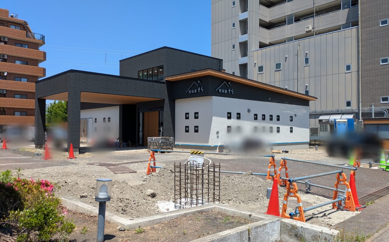 新潟市中央区鐙西の家族葬そら 紫竹山ホール建設中の外観