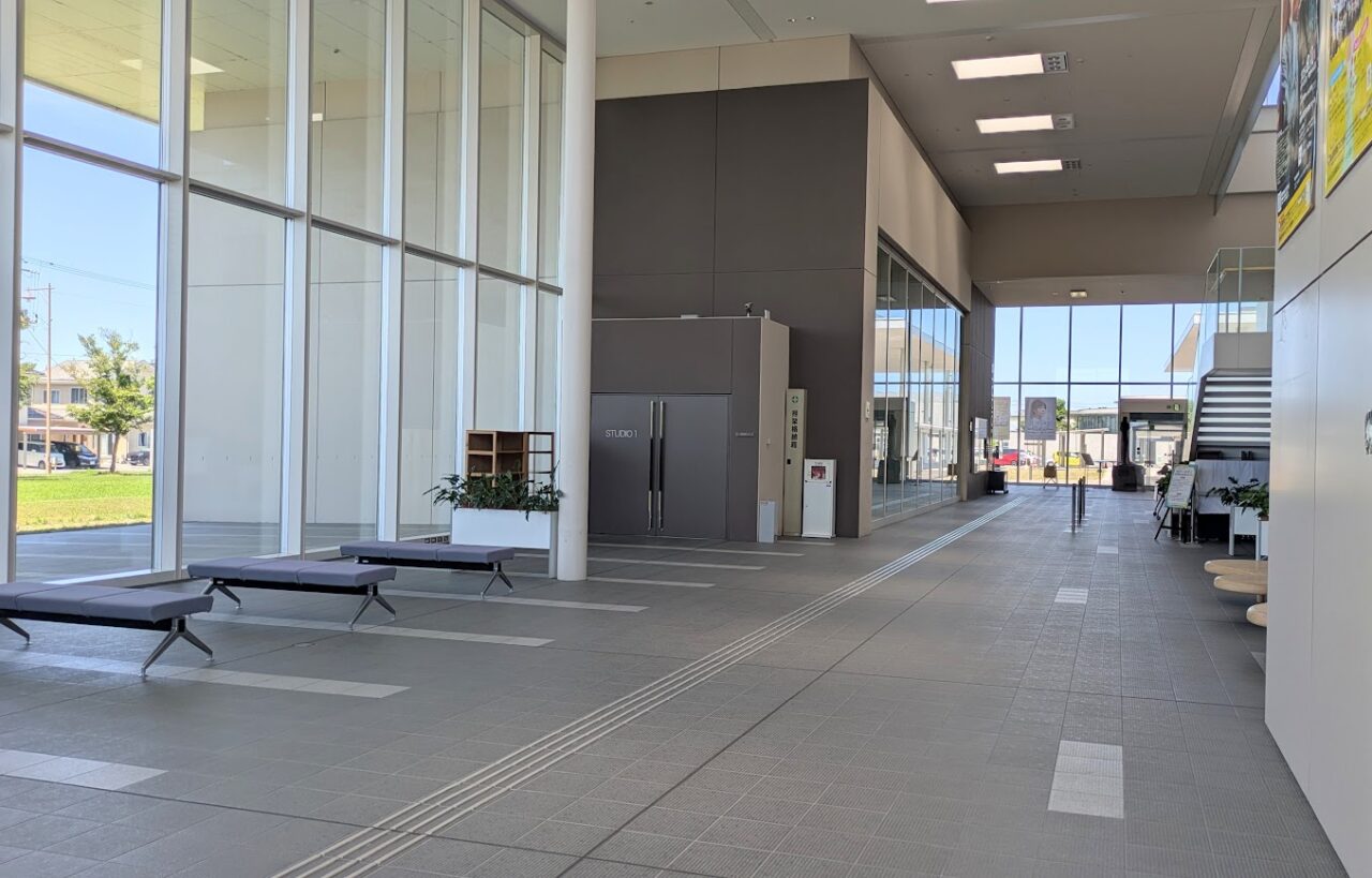 新潟市北区文化会館のロビー