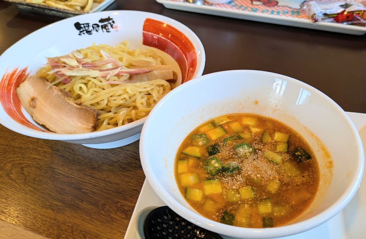 新潟らーめん無尽蔵の限定メニュー新潟味噌と季節野菜のピリ辛涼味つけ麺